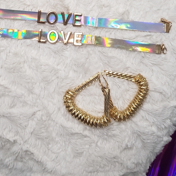 Gold Triangle Hoops 💛 Woven Interlocking Wire - Picture 4 of 5